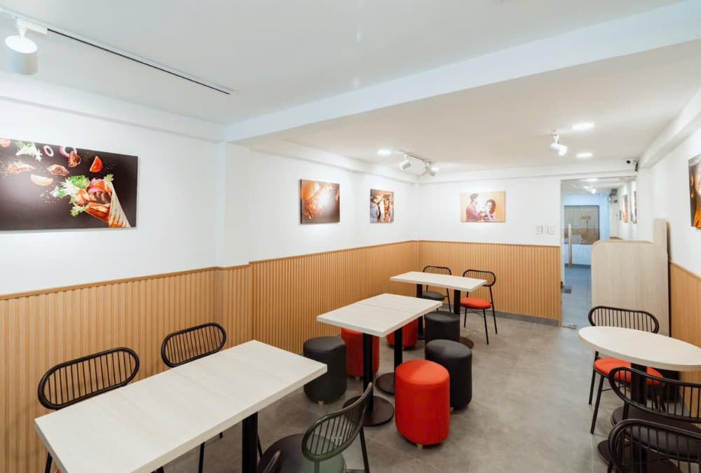 Không gian phục vụ Kebab mang đậm phong cách Thổ Nhĩ Kỳ tại Jumpo Kebab Quận 1, với nhiều lựa chọn thơm ngon.