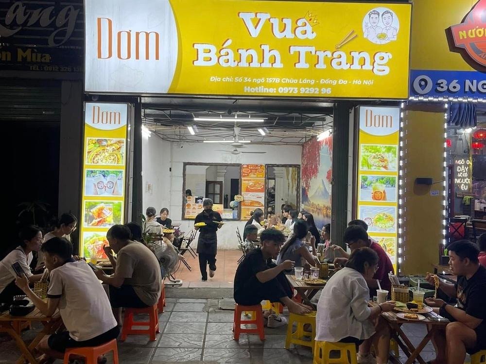 Không gian quán ăn Chùa Láng lý tưởng để thưởng thức bánh mì Hội An