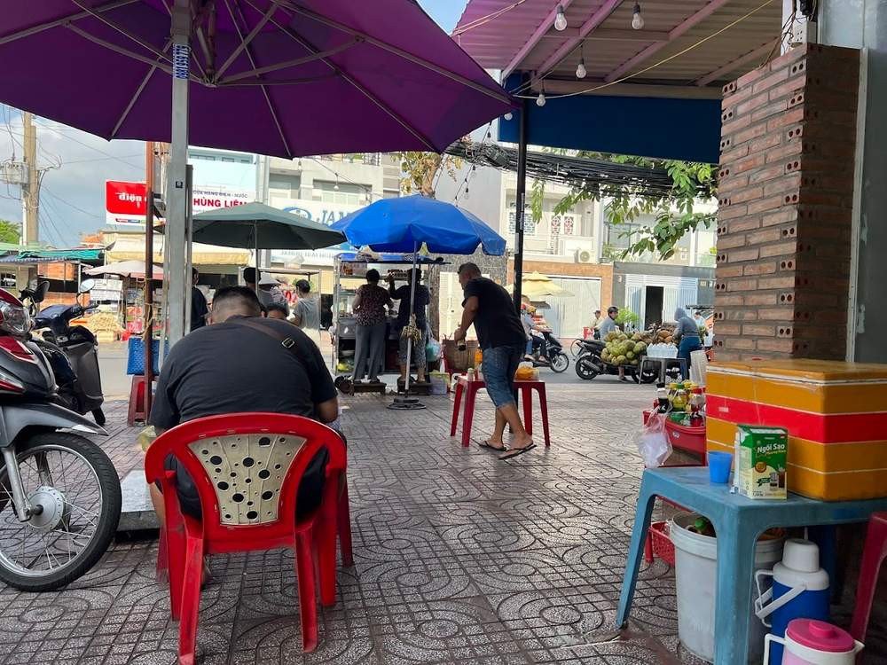 Không gian quán bánh mì chảo vỉa hè giản dị trên đường Bình Lợi, Quận Bình Thạnh