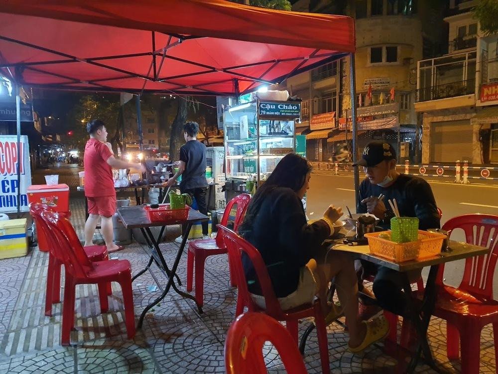 Không gian quán bánh mì Lúa Quận 4 sạch sẽ và thoáng mát