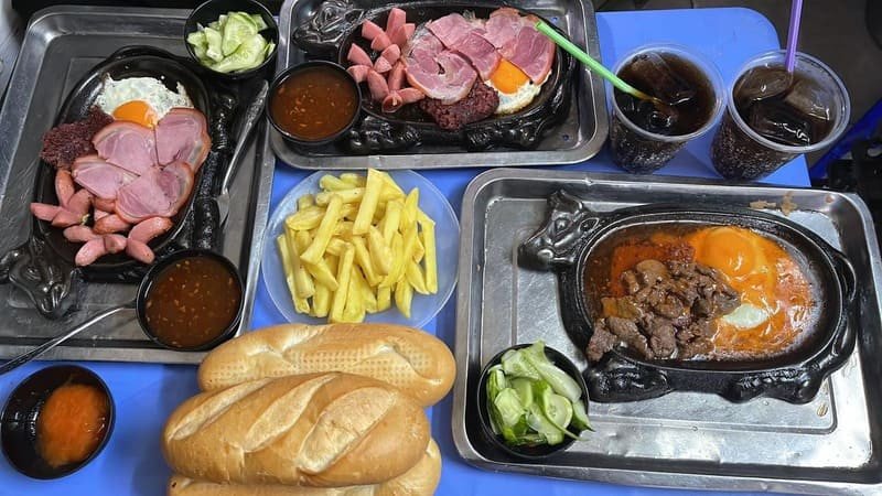 Không gian quán bánh mì sốt vang Hiệu Lực