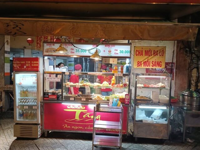 Không gian quán Bánh mì Tăng sạch sẽ