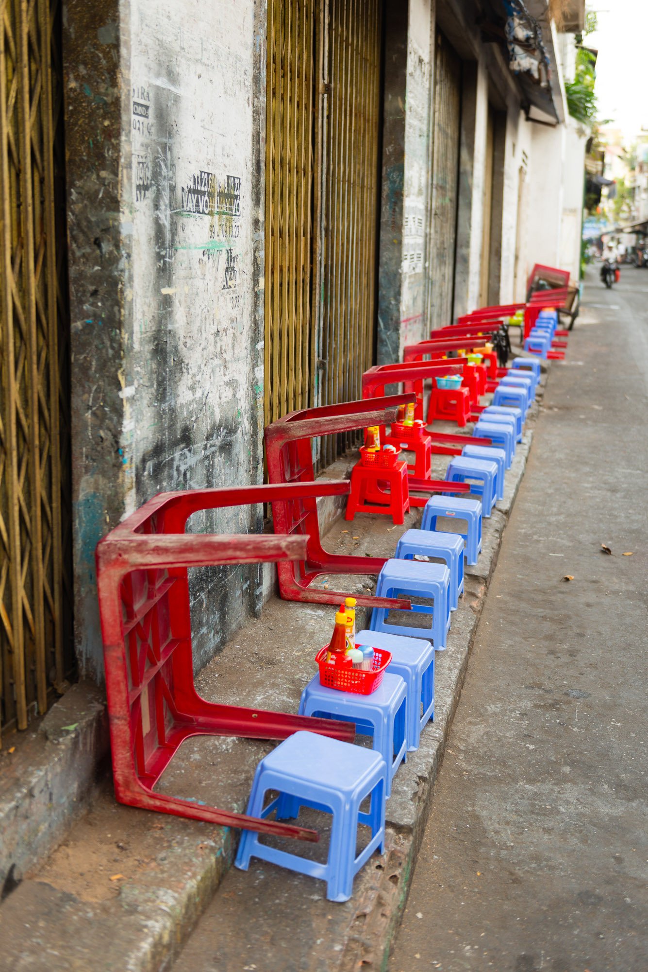 Không gian quán bánh mì vỉa hè đặc trưng của ẩm thực Hồ Chí Minh