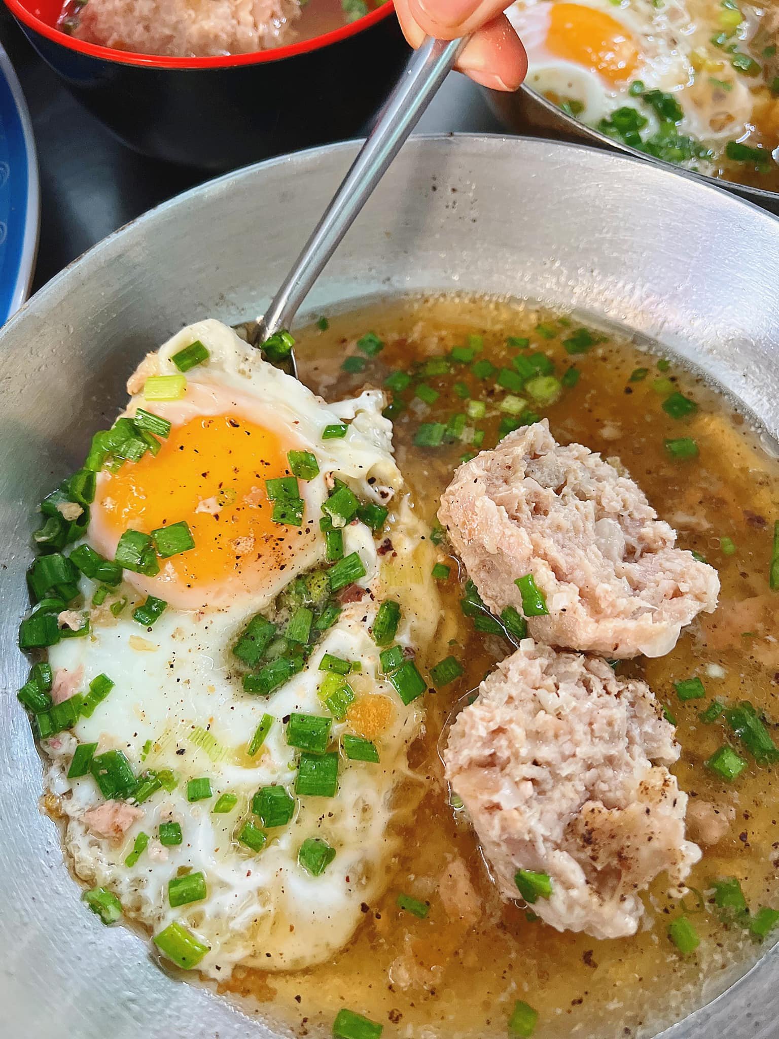 Không gian quán Bánh mì xíu mại Hàng Quyên chi nhánh 2 đông đúc thực khách