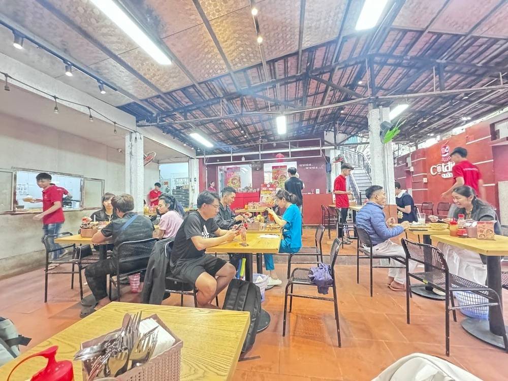 Không gian quán Cột Điện Quán rộng rãi, thoải mái thưởng thức bánh mì chảo cột điện