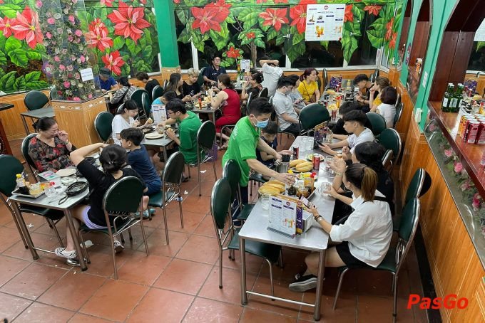 Không gian quán Ngọc Hiếu, nơi thực khách có thể tận hưởng bữa ăn kèm bánh mì Ngọc Hiếu trong không khí truyền thống