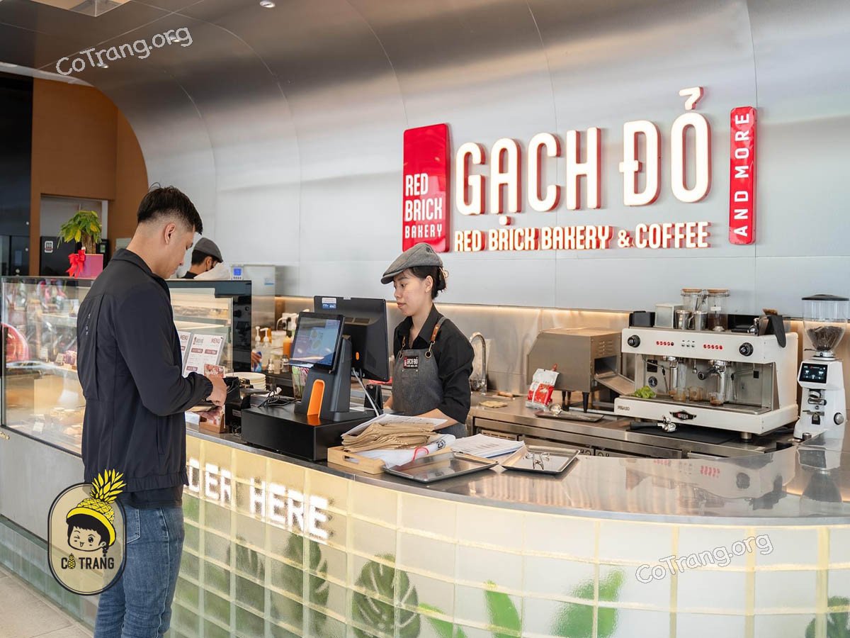 Không gian sang trọng với bàn ghế gỗ tại Bánh Mì Gạch Đỏ Nha Trang