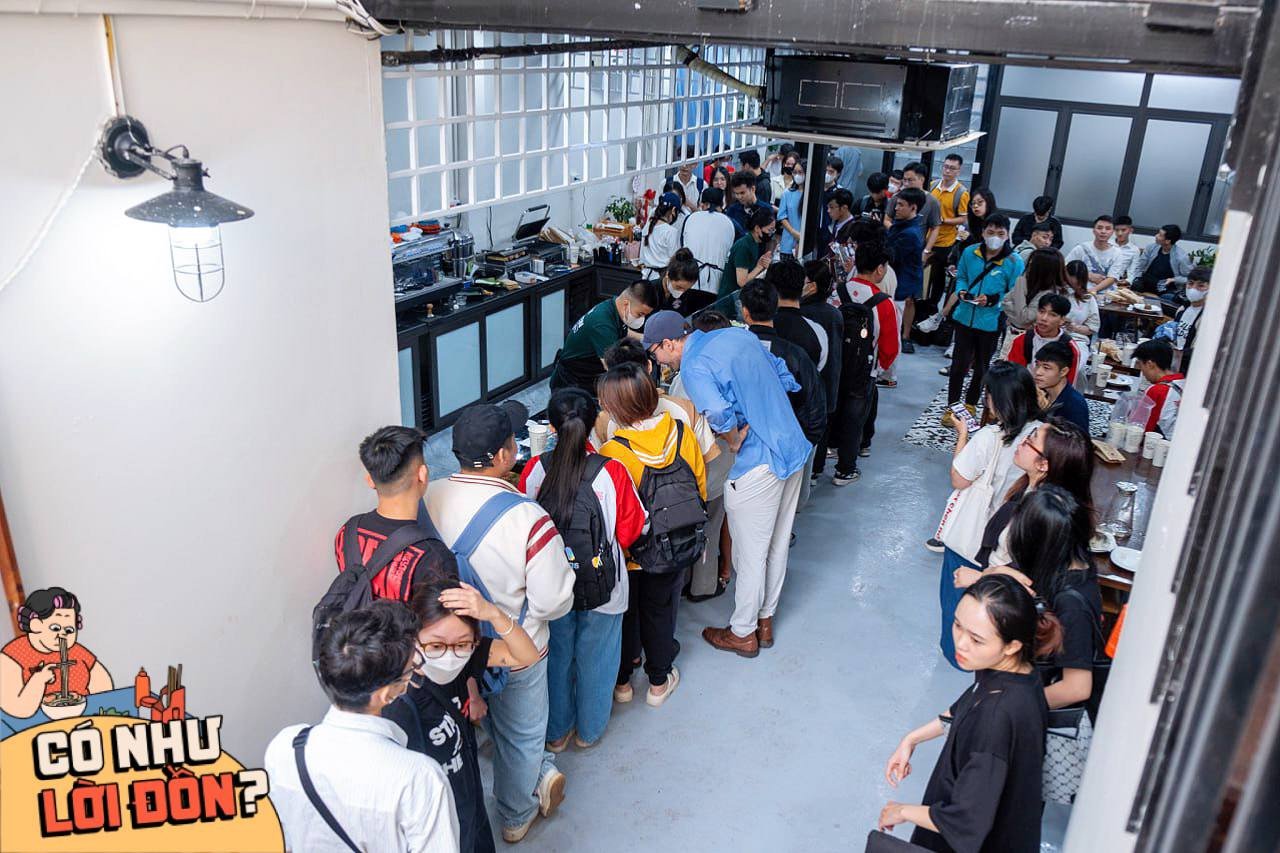 Không gian tầng 1 rộng rãi của quán Bánh Mì PewPew Hà Nội