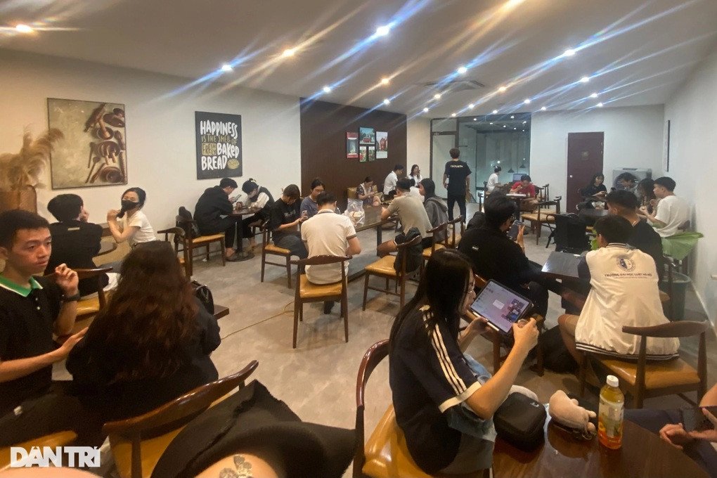 Không gian tầng 2 rộng rãi của bánh mì PewPew Hà Nội, thực khách vẫn kiên nhẫn chờ đợi