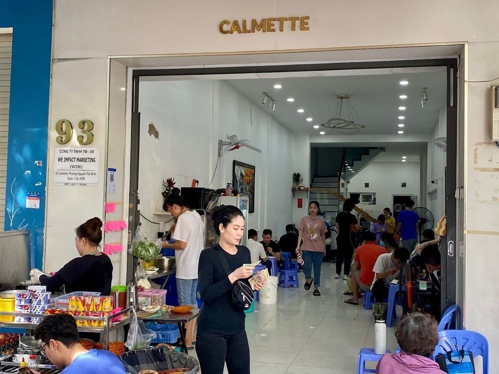 Không gian trong nhà rộng rãi, sạch sẽ, phù hợp cho nhóm bạn bè tại Bánh mì Chảo Calmette