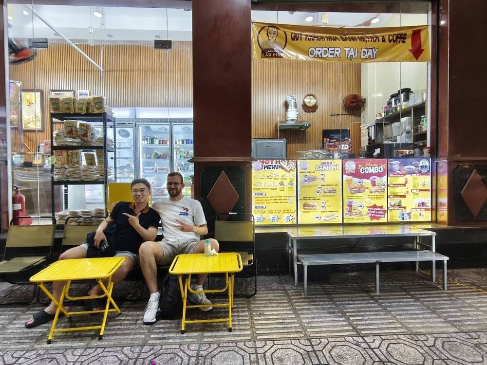 Không gian vỉa hè nhỏ của tiệm bánh mì Lão Phù tại Quận 4