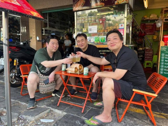 Không gian vỉa hè thoáng đãng của tiệm bánh mì tại Quận 4 Út Thương