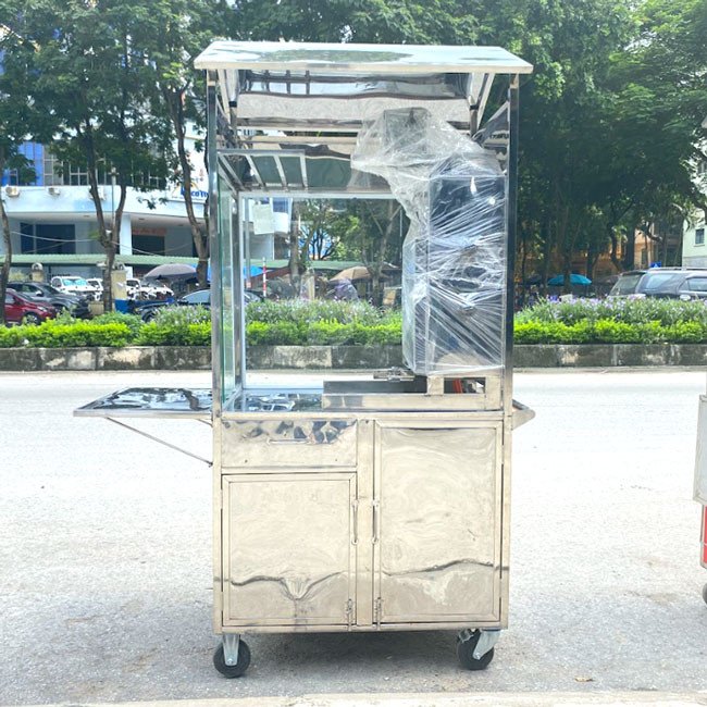 Khu vực chế biến bánh mì thịt nướng gọn gàng