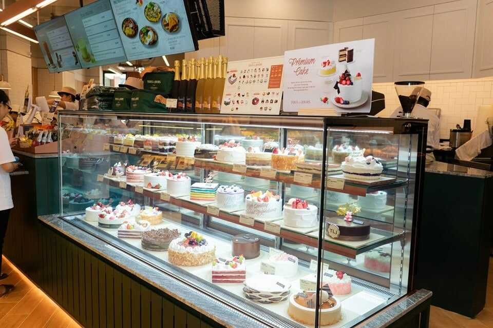 Khu vực trưng bày bánh mì ngọt và bánh kem tươi mới tại một tiệm bánh sỉ TPHCM.