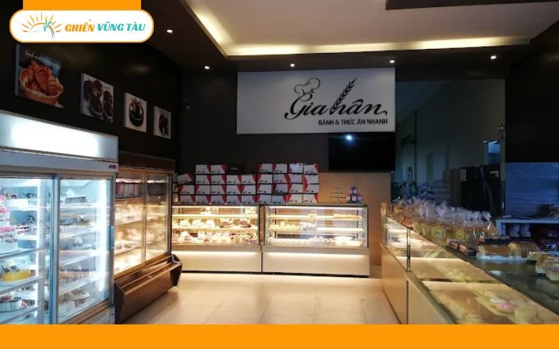 Khu vực trưng bày các loại bánh và thực phẩm tiện lợi của Gia Hân
