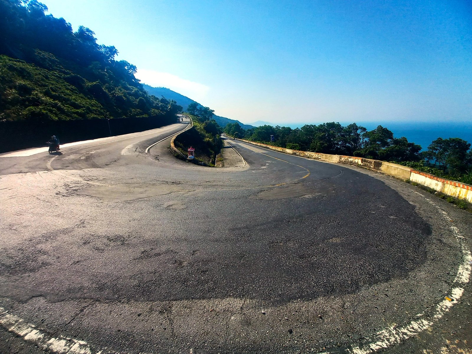 Khúc cua tay áo trên đèo