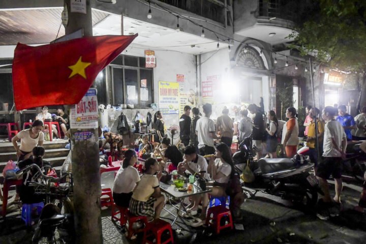 Khung cảnh đông đúc tại một quán bánh mì Đò Quan Nam Định