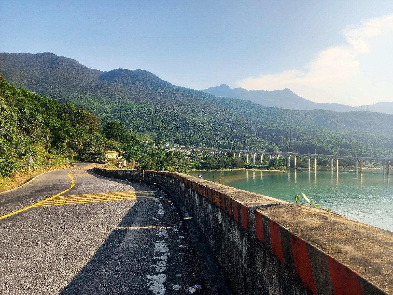 Khung cảnh hoàng hôn dưới chân đèo