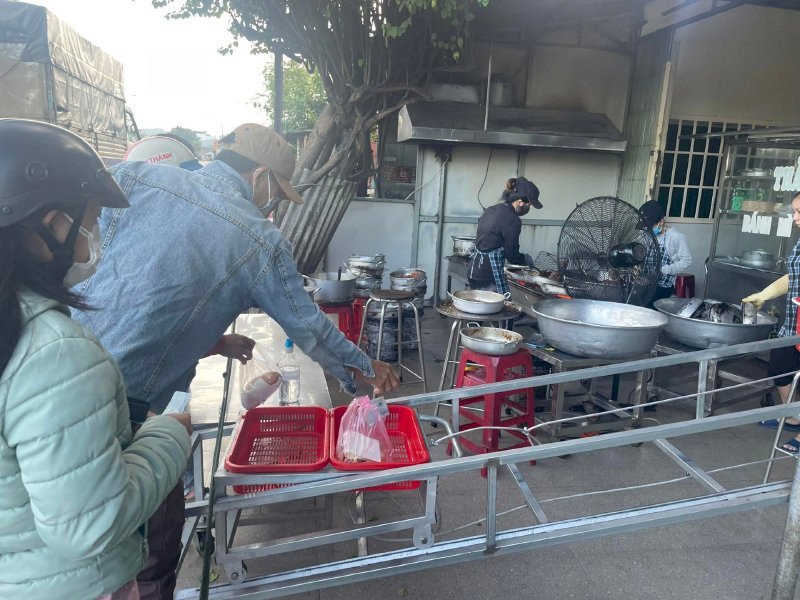 Khung cảnh khách hàng xếp hàng mua bánh mì Thảo Hiền đông đúc trên Quốc lộ 20