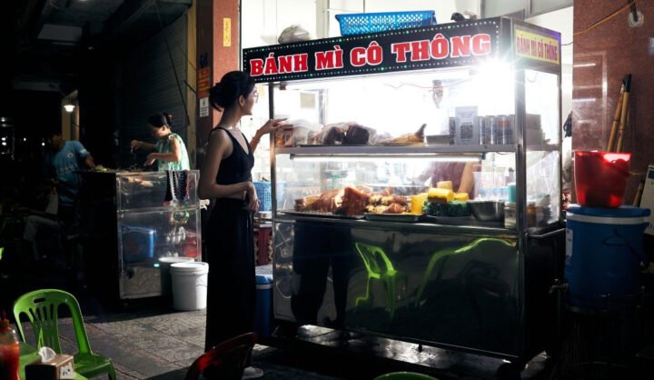 Khung cảnh quán bánh mì cô Thông trên đường Điện Biên Phủ thu hút thực khách