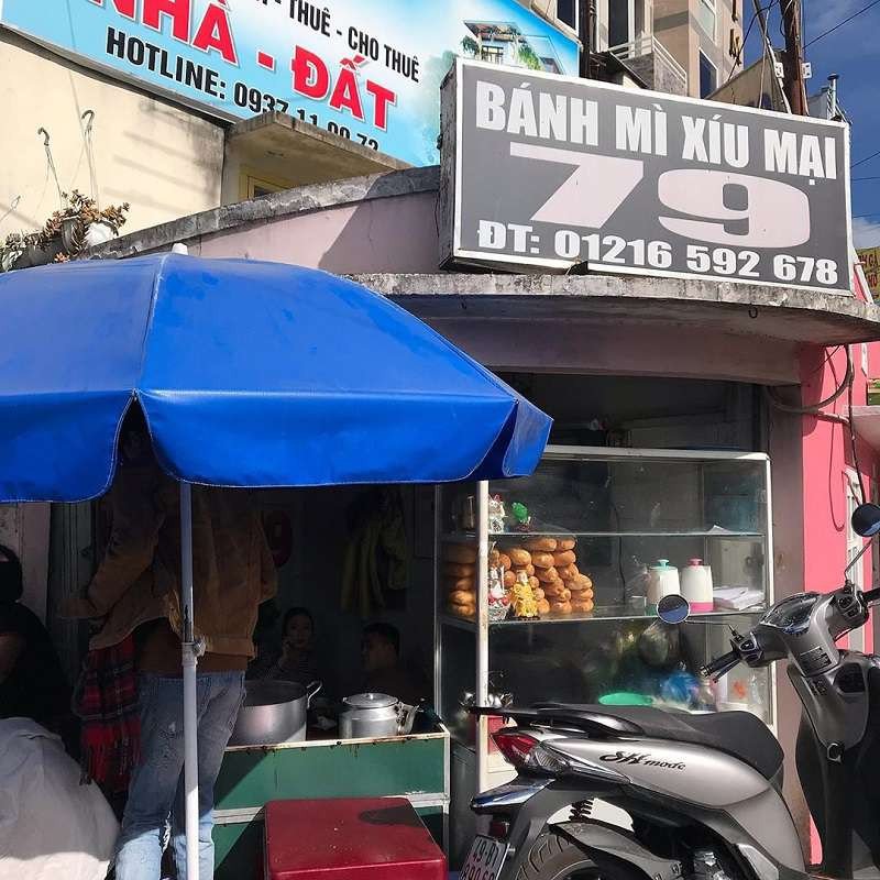 Khung cảnh quán bánh mì xíu mại Ri 79 đông đúc khách thưởng thức buổi sáng