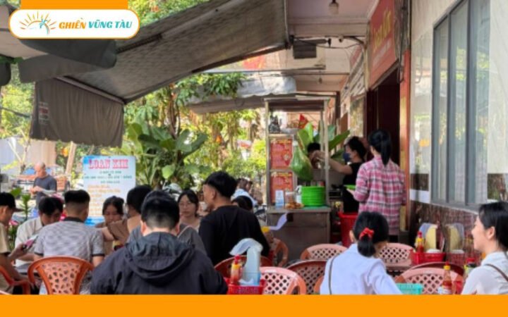 Khung cảnh quầy phục vụ bánh mì chảo Loan Kim Vũng Tàu sạch sẽ, gọn gàng với nguyên liệu tươi mới.