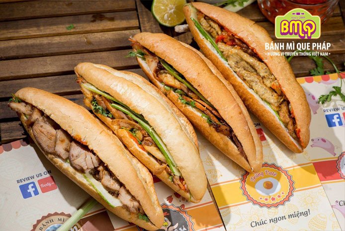 Khung cảnh tấp nập khách hàng xếp hàng mua bánh mì tại một tiệm bánh mì nổi tiếng ở Phú Nhuận