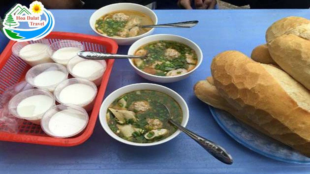 Khung cảnh tấp nập tại quán Bánh mì Hoàng Diệu vào buổi sáng sớm