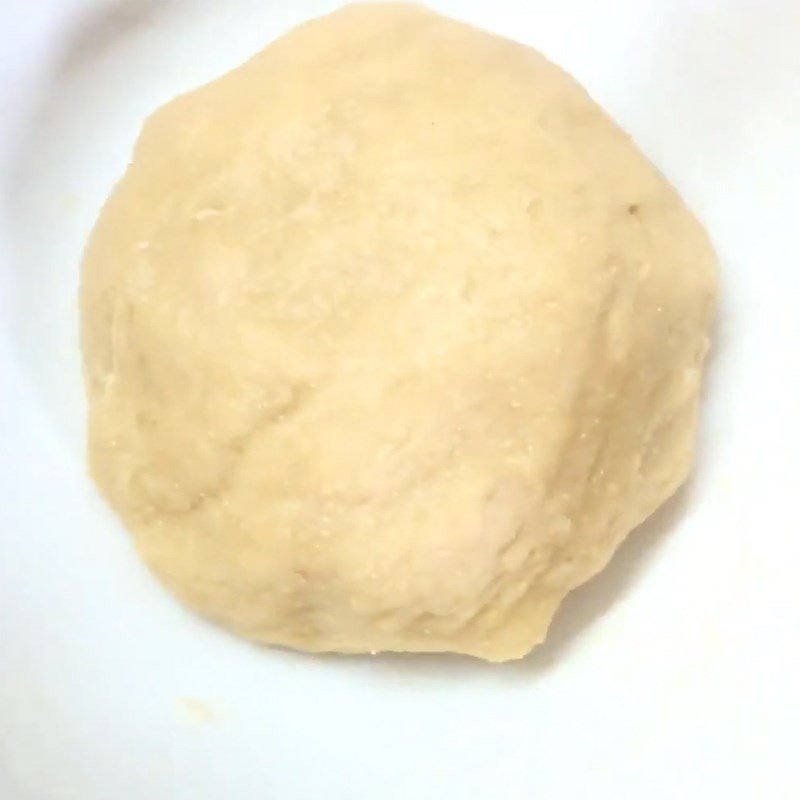 Kiểm tra độ đàn hồi của bột bánh mì xúc xích sau khi nhồi