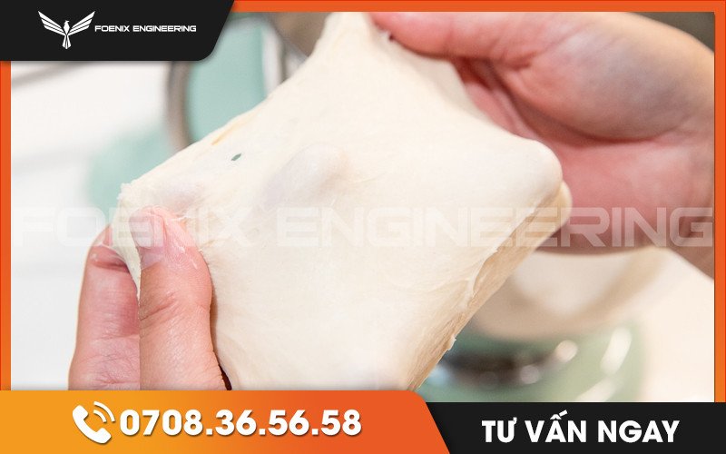 Kiểm tra độ đàn hồi của bột làm bánh mì đặc ruột bằng cách kéo màng mỏng