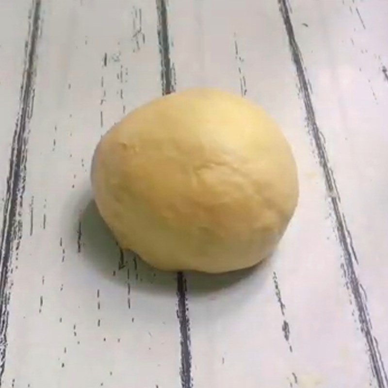 Kiểm tra độ đàn hồi của bột sau khi nhồi để làm bánh mì nhân socola chảy