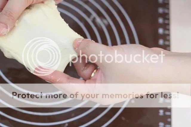 Kiểm tra độ kéo màng mỏng của bột, dấu hiệu bột đạt chuẩn để làm ra bánh mì rỗng ruột.