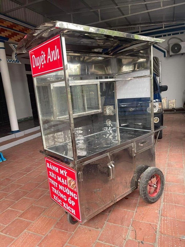 Kiểm tra kỹ lưỡng các bộ phận trên xe đẩy bán hàng, đặc biệt là bánh xe và mặt bàn