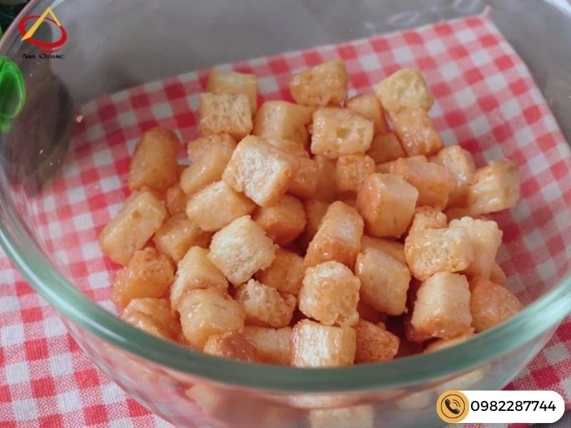 Kỹ thuật ngào đường caramel bám đều trên bánh mì tẩm đường