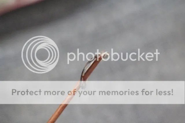 Kỹ thuật rạch trên bề mặt bột trước khi nướng giúp tạo vỏ nứt đẹp cho bánh mì Việt Nam.