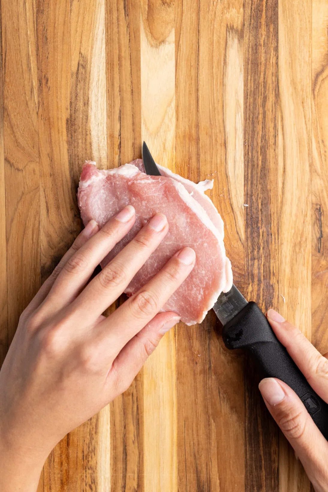 Kỹ thuật thái lát thịt heo mỏng để dễ thấm gia vị và nướng vàng đều cho bánh mì thịt nướng