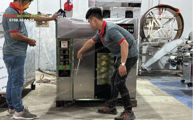 Kỹ thuật viên đang lấy bánh mì nướng ra khỏi lò, đảm bảo chất lượng.