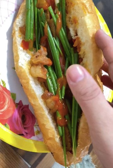 Làm bánh mì chả cá Nha Trang ngon với thịt heo sốt cà chua