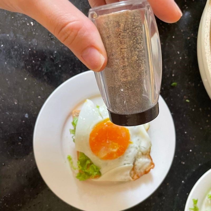 Làm bánh mì sandwich trứng ốp la với rau xà lách và sốt