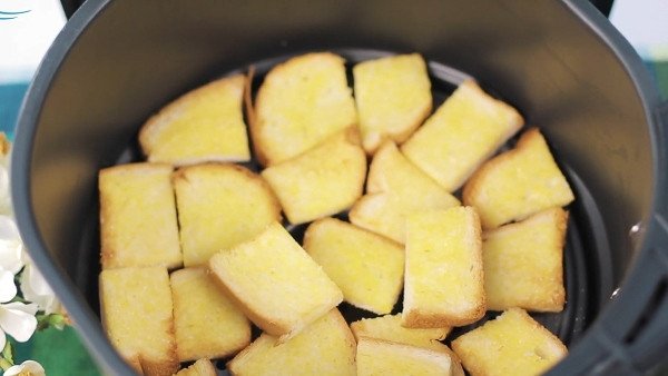 Làm bánh mì sấy khô bằng nồi chiên không dầu