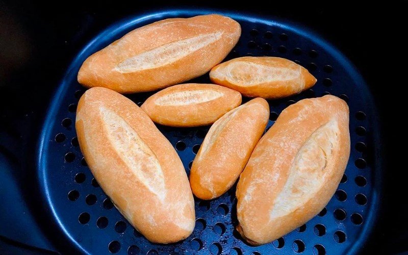 Làm giòn bánh mì cũ bằng nồi chiên không dầu