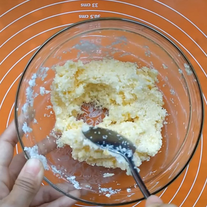 Làm nhân dừa béo ngậy cho món bánh mì dừa nướng