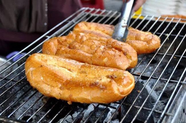 Làm nóng bánh mì bằng nước và than hồng