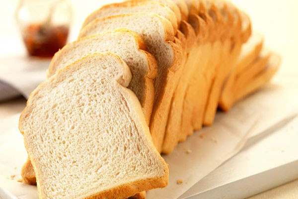 Làm nóng lại bánh mì đông lạnh bằng lò vi sóng để có vỏ bánh giòn tan, ruột mềm thơm