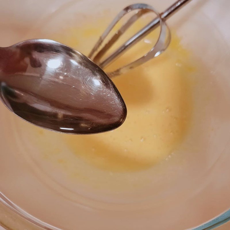 Làm sốt bơ trứng cho bánh mì bơ chà bông