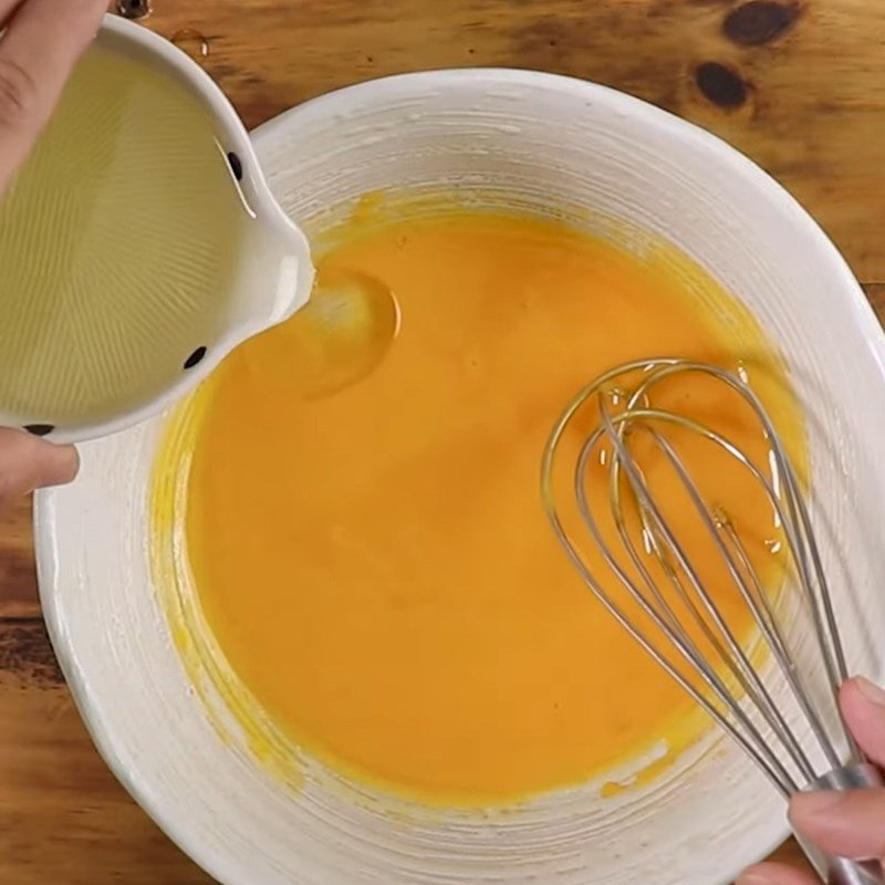 Làm sốt dầu trứng béo ngậy ăn kèm bánh mì nướng Campuchia