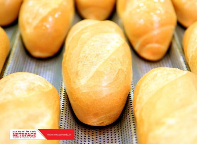Làm vỏ bánh mì giòn rụm cho món thịt nướng