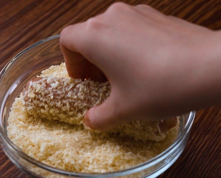 Lăn nem chua qua bột chiên xù chuẩn bị cho món bánh mì nem khoai