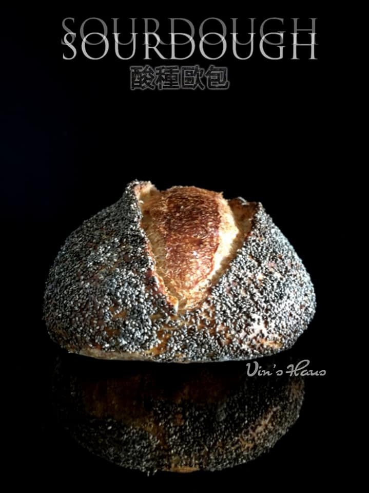 Lát cắt bánh mì sourdough với kết cấu ruột xốp, nhiều lỗ khí đặc trưng
