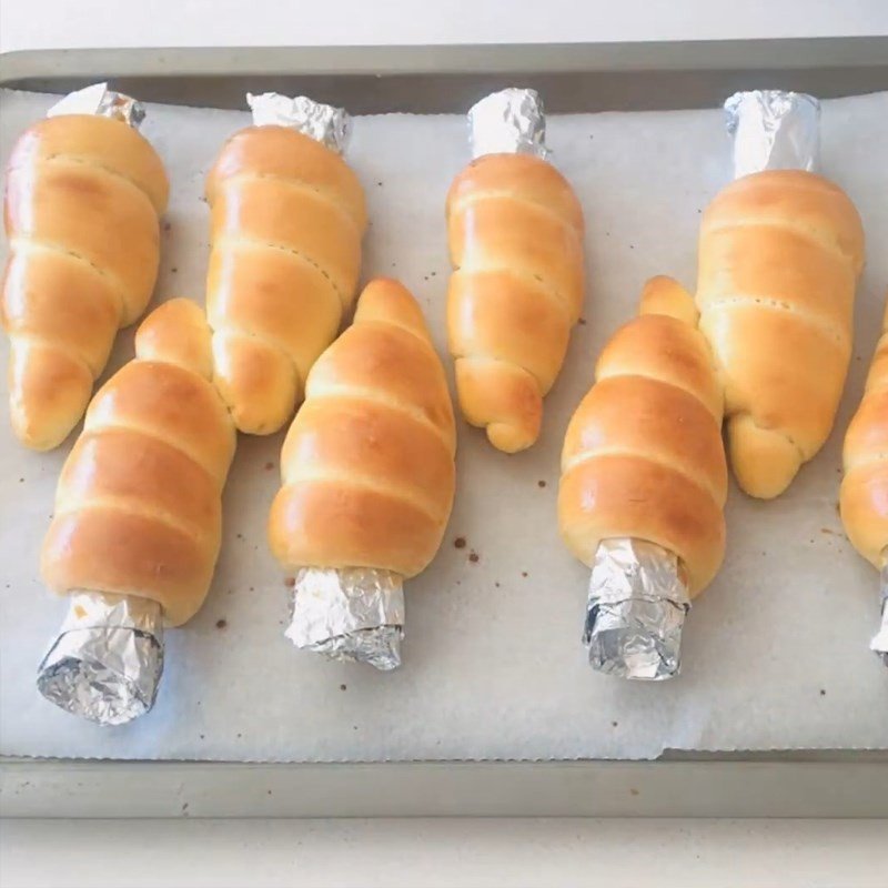 Lấy bánh mì ốc quế ra khỏi lò sau khi nướng chín